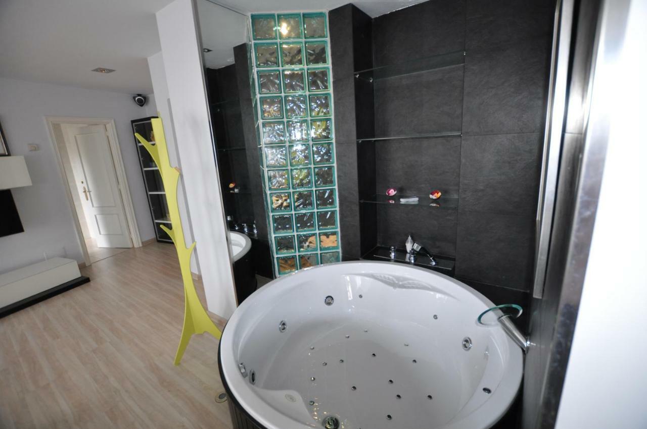 Black And White Suitte "Marques" Noja Luaran gambar